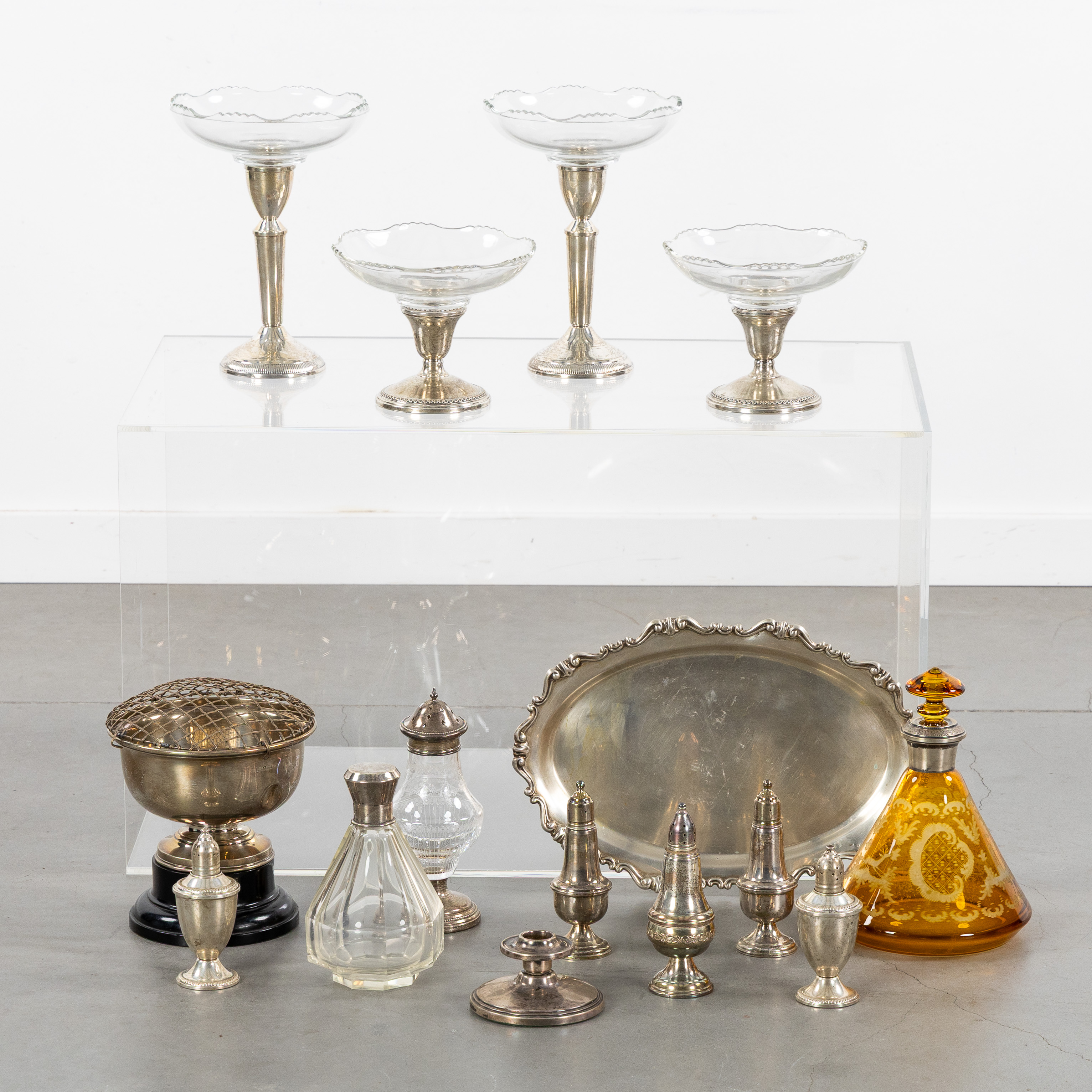 Een collectie zilveren en verzilverde tafelaccessoires, met schalen, zoutstrooiers en andere, 20ste eeuw. (L:22 x H:31 cm)